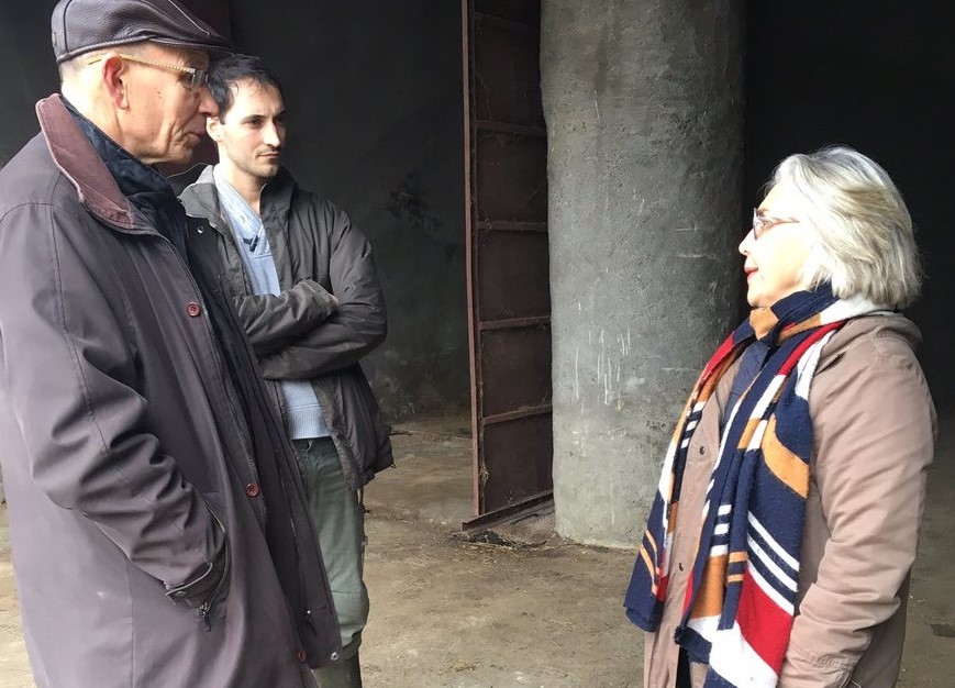 Nicole Dubré-Chirat en visite dans lexploitation de M.Gachet Maire de Jallais