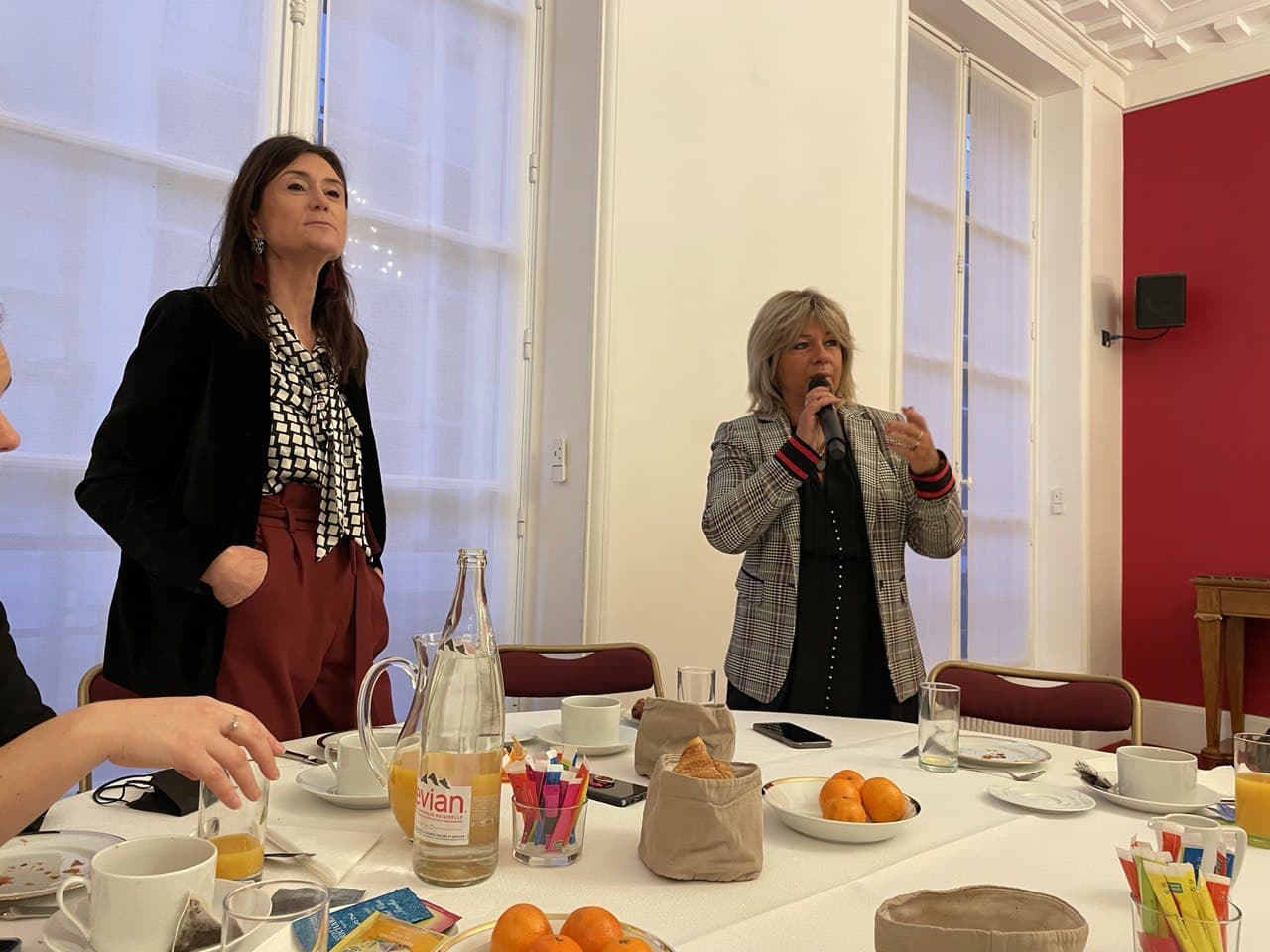Sandrine Josso et Pascale Fontenel-Personne lors d'un petit déjeuner de présentation de l'association avec d'autres députés.